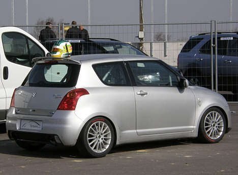 HP Racings Suzuki Swift i pitten på Sturup Raceway